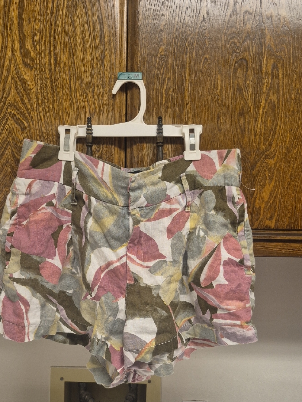 Tahari  Tropical Floral Print Linen Shorts (XL)